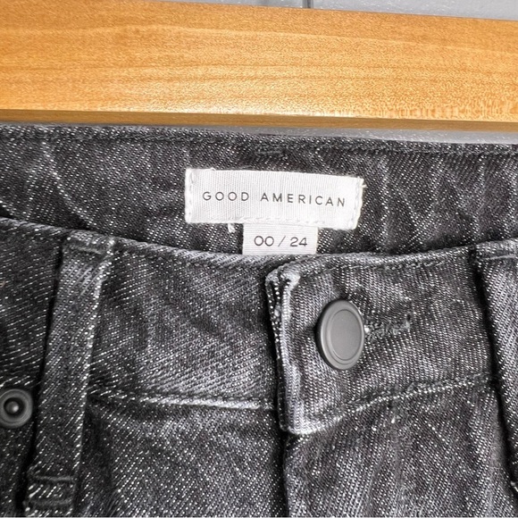 GOOD AMERICAN Black Iconic 90’s Good Bermuda Raw Hem Shorts - Picture 5 of 7